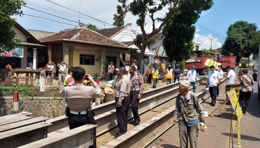 Tumpukan baja yang akan dirakit menjadi jembatan sementara di Desa Alasbuluh Banyuwangi. (Foto:istimewa)