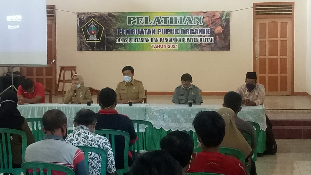  Pelatihan pembuatan pupuk organik padat dan cair untuk mengurangi ketergantungan pupuk bersubsidi. Kegiatan ini diselenggarakan oleh Dinas Pertanian Kabupaten Blitar. (Foto: Choirul Anam/Ngopibareng.id)