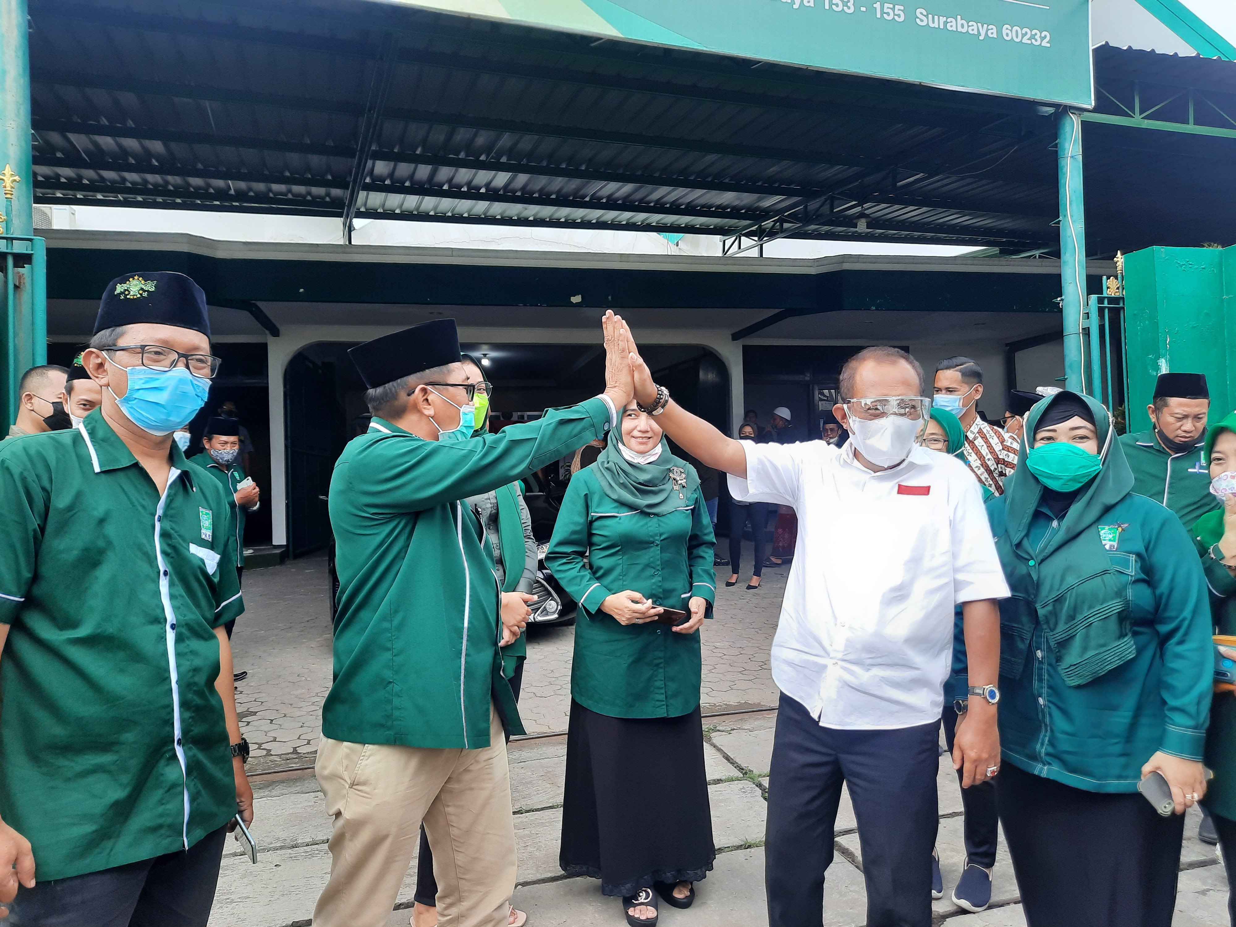 Armuji dan Musyafak Rouf ketika melakukan tos. (Foto: Alief Sambogo/Ngopibareng.id)