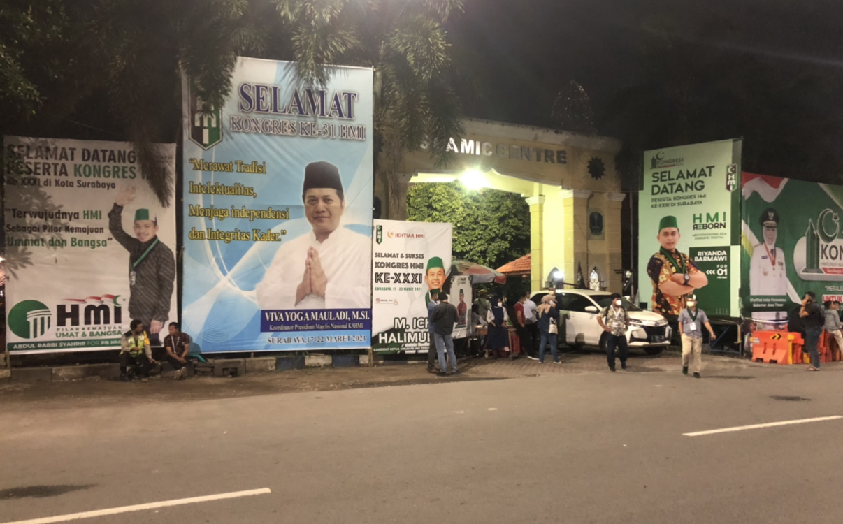 Gedung Islamic Center masih dipenuhi kader HMI hingga pukul 22.30 WIB, Senin, 22 Maret 2021 (Foto: Andhi Dwi/Ngopibareng.id)