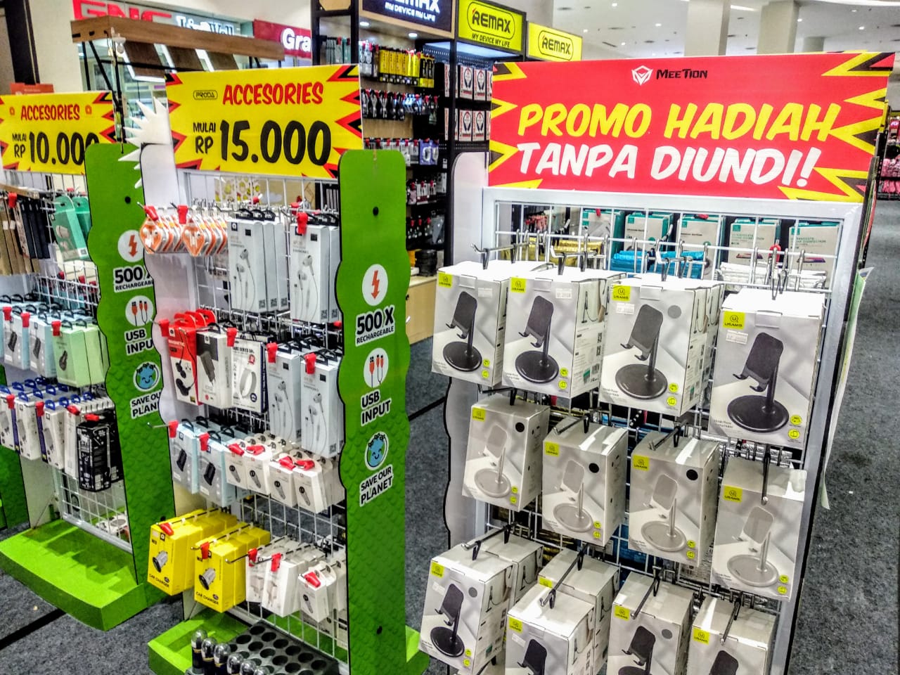 Promo bombastis aksesoris ponsel dan perangkat gaming di gramedia big sale atrium LG Ciputra World Surabaya (Foto: M. Rizqi/Ngopibareng.id)