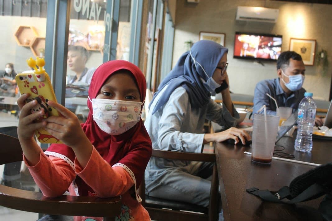 Bekerja dari  kedai kopi menjadi fenomena ketika jenuh bekerja dari rumah. (Foto: Asmanu Sudharso/Ngopibareng.id)