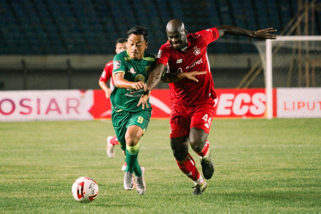 Pemain Persebaya, Samsul Arif Munib berebut bola dengan Pemain Persik, O K John dalam laga Grup C Piala Menpora 2021 di Stadion Si Jalak Harupat, Kabupaten Bandung, Selasa 23 Maret 2021. (Foto: Dok Persebaya)