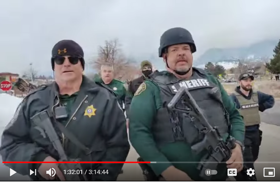 Seorang pria menyiarkan langsung tragedi penembakan di Colorado. Sejumlah polisi sedang menghalau pria tersebut kelur dari lokasi penembakan. (Foto: Tangkapan layar via Youtube)