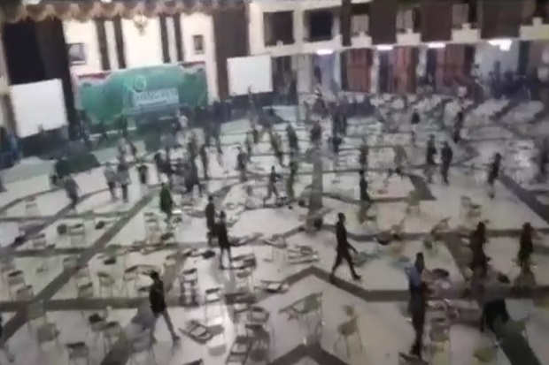 Kursi yang ditata rapi pun berantakan karena dilempar oknum peserta kongres. (Foto: Istimewa)