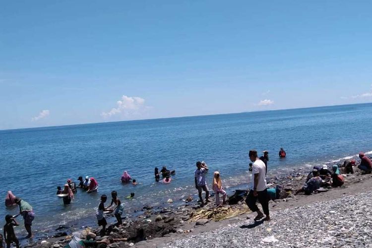 Butiran-butiran emas tiba-tiba bermunculan di pesisir pantai Desa Tamilow, Kecamatan Amahai, Kabupaten Maluku Tengah. (Foto: Istimewa/Dok. Warga)