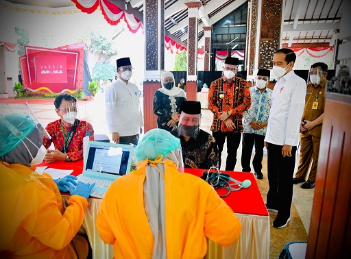 Presiden Joko Widodo (Jokowi) meninjau pelaksanaan vaksin AstraZeneca secara massal di Pendopo Delta Wibawa, Sidoarjo, pada Senin 22 Maret 2021. (Foto: Setpres)