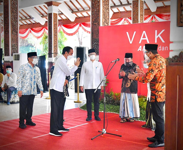 Presiden Joko Widodo (Jokowi) melihat langsung penyuntikan vaksin AstraZeneca untuk para ulama di Pendopo Delta Wibawa, Sidoarjo, pada Senin 22 Maret 2021. (Foto: Setpres)