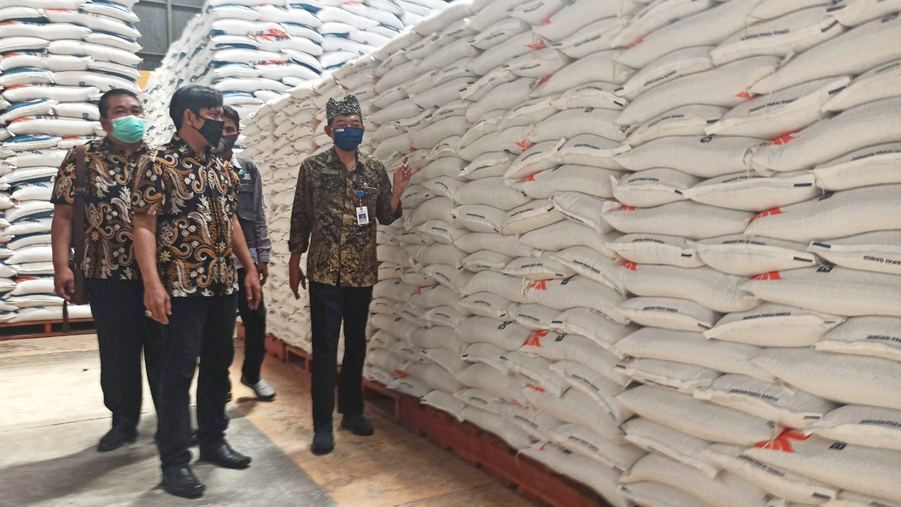 Stok beras di gudang Bulog Banyuwangi, Jawa Timur. (Foto: Muh Hujaini/Ngopibareng.id)