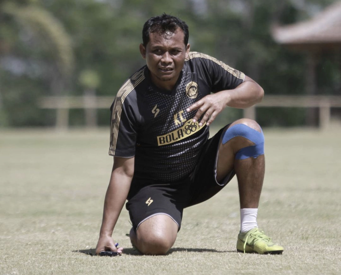 Assiten Pelatih Arema FC, Kuncoro saat memantau latihan anak asuhnya (Instagram: @aremaofficial)