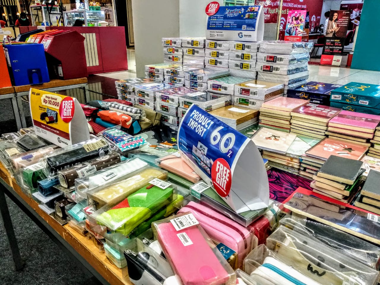 Peralatan sekolah yang didiskon di pameran Gramedia Big Sale Atrium LG Ciputra World Surabaya. (Foto: M. Rizqi/Ngopibareng.id)