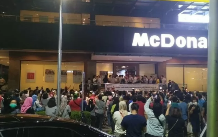 Foto dokumentasi saat warga yang berkerumun di depan McD Sarinah dalam rangka penutupan gerai pertama McD di Indonesia, Minggu 10 Mei 2020. (Foto: Antara/Dokumentasi Satpol PP DKI)