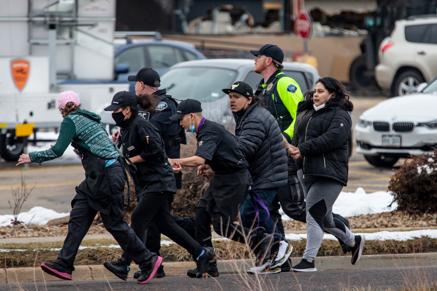 Kepolisian Kota Boulder di Negara Bagian Colorado, Amerika Serikat (AS), masih melakukan investigasi di pusat perbelanjaan King Soopers, yang menjadi Tempat Kejadian Perkara (TKP) penembakan pada Senin 22 Maret 2021 (Foto: afp)