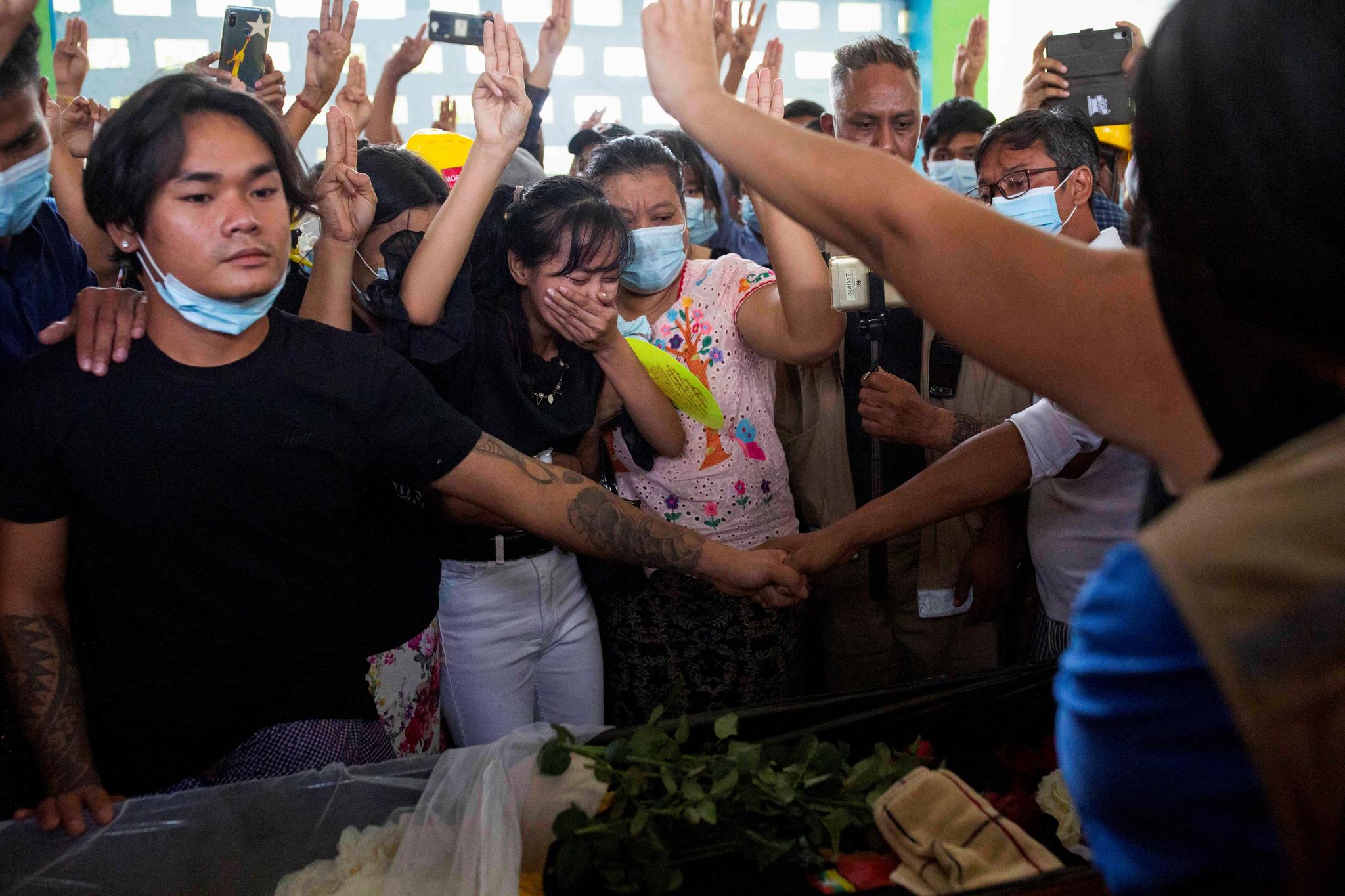 Warga Myanmar menyatakan duka, atas tewasnya seorang anak perempuan 7 tahun yang ditembak oleh militer Myanmar. (Foto: The Guardian)