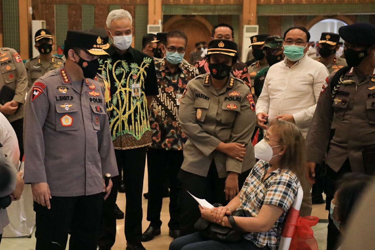 Gubernur Jawa Tengah, Ganjar Pranowo bersama dengan Kapolri Jenderal Listyo Sigit Prabowo saat meninjau vaksinasi massal terhadap ulama, tokoh lintas agama dan santri di aula Masjid Agung Jawa Tengah, Rabu, 24 Maret 2021. (Foto: istimewa)