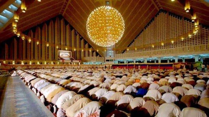 Jamaah salat tarawih di masjid terus membeludak dalam kondisi apa pun. (Foto: Istimewa)