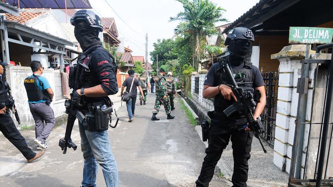 Anggota Densus 88 Anti Teror Polri sedang berjaga-jaga di lokasi kejadian. (Foto: Istimewa)