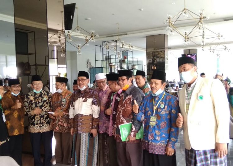 Ketua Umum MUI Jawa Timur, KH M Hasan Mutawakkil Alallah bersama jajaran pengurus lainnya. (Foto: Istimewa)