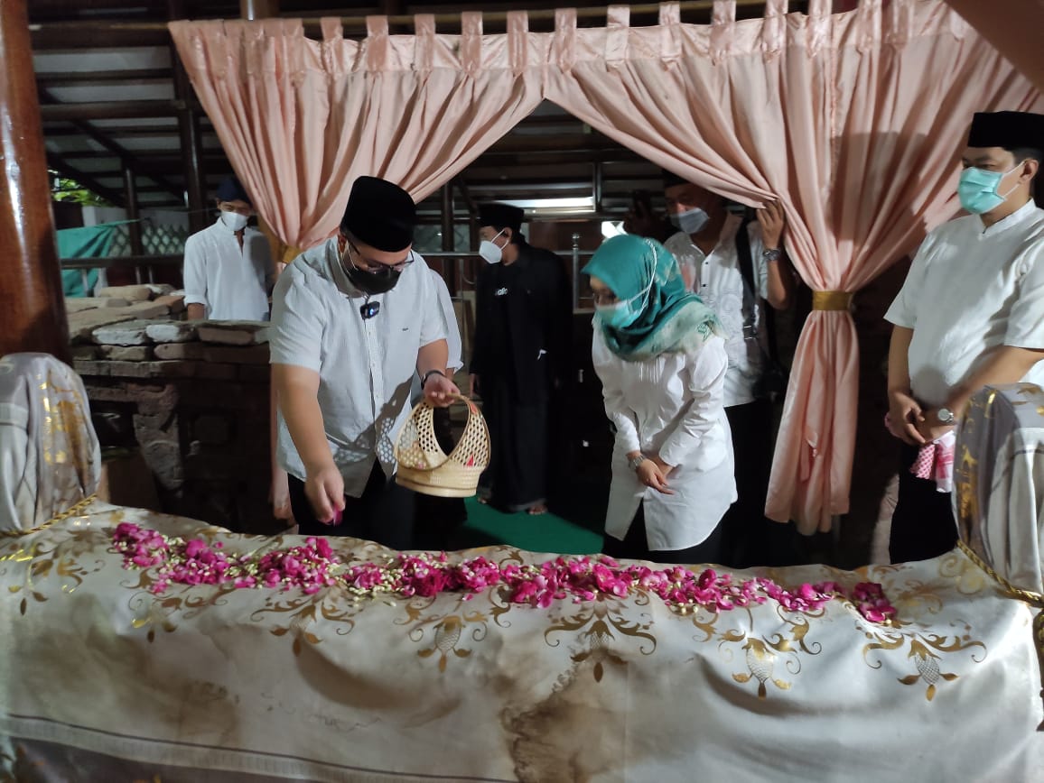 Sehari jelang hari jadi Kabupaten Kediri ke 1217, Bupati Kediri ziarah makam ke tokoh penyebar agama Islam dan Bupati Kediri terdahulu. (Foto: Fendhy Plesmanai/Ngopibareng.id)