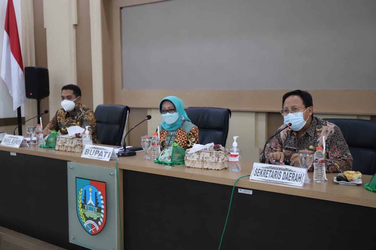 Forum Koordinasi Pimpinan Daerah (Forkopimda) melakukan rapat dengan sejumlah instansi, Selasa, 23 Maret  2021 di Ruang Swagata. (Foto: Mardiansyah Triraharjo/Ngopibareng.id)