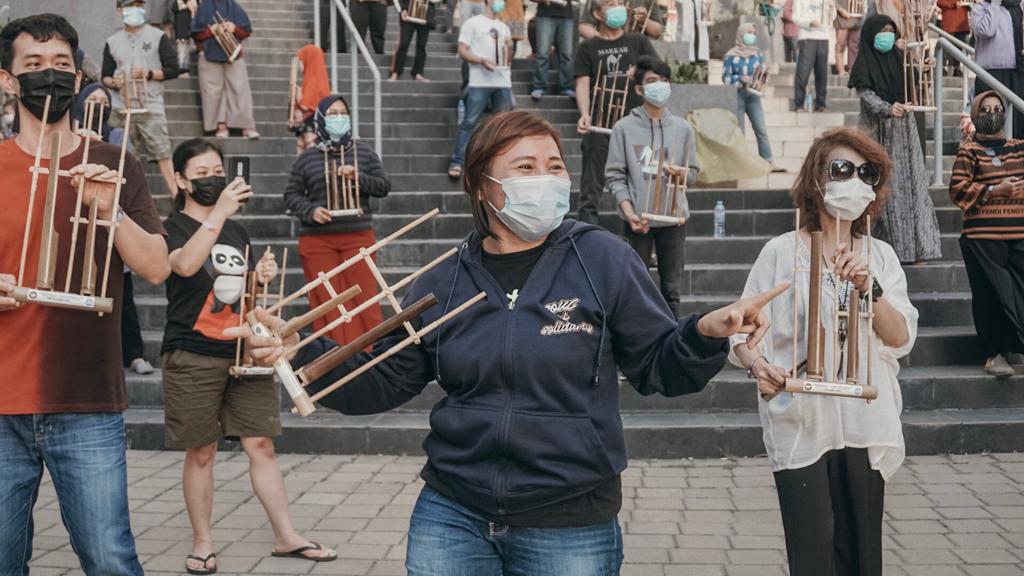 Para pasien RSDC diajak main angklung agar gembira. (Foto: Istimewa)