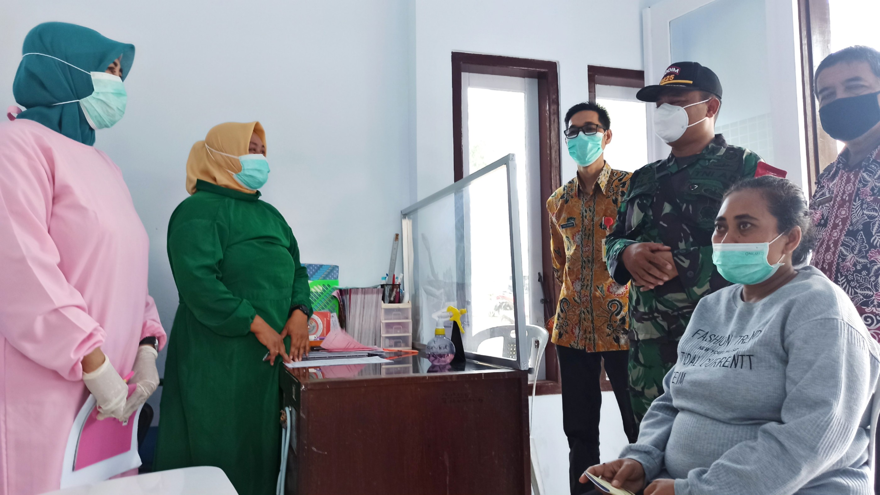 Pasiter Kodim 0825 Banyuwangi  Kapten Infanteri Edi Supriono m Kepala Puskesmas Paspan melihat langsung pemeriksaan kesehatan ibu hamil di Puskesmas Paspan, Banyuwangi, 25 Maret 2021. (Foto: Muh Hujaini/Ngopibareng.id)