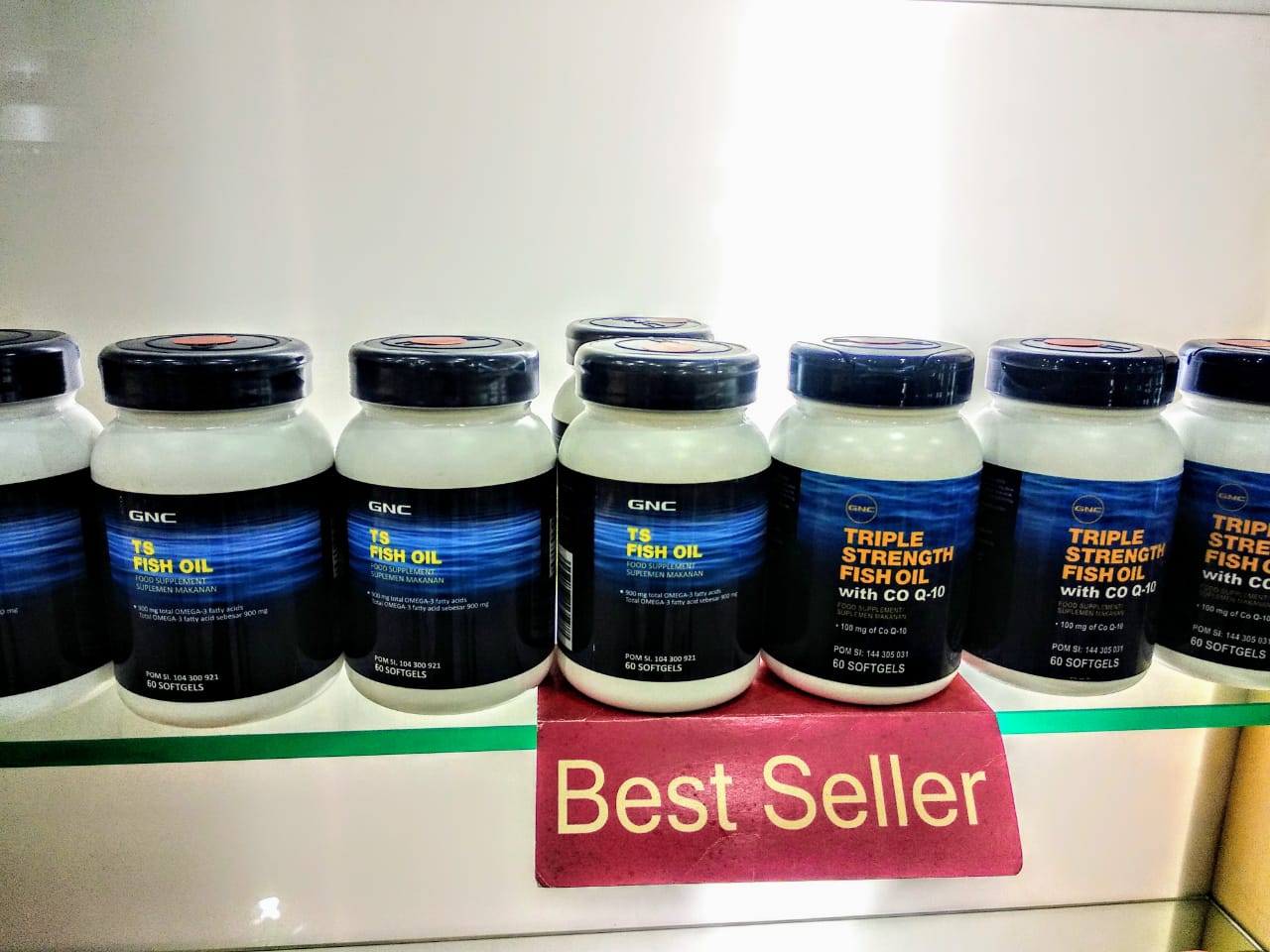 Suplemen penurun kolesterol yang menjadi best seller di stan GNC lantai ground Mal Ciputra World Surabaya (Foto: M. Rizqi/Ngopibareng.id)