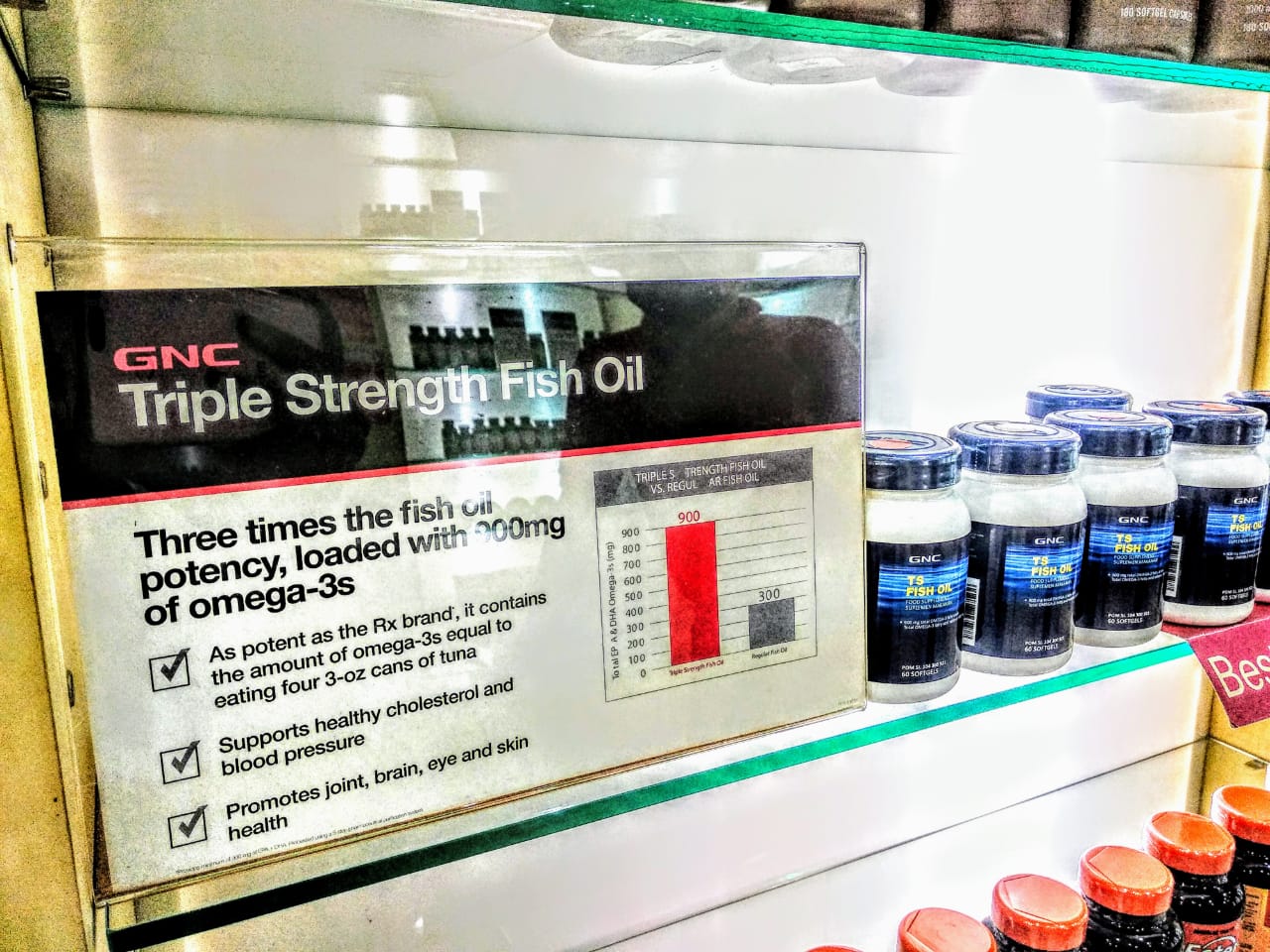 Manfaat suplemen Triple Strength Fish Oil di GNC Mal Ciputra World Surabaya (Foto: M. Rizqi/Ngopibareng.id)