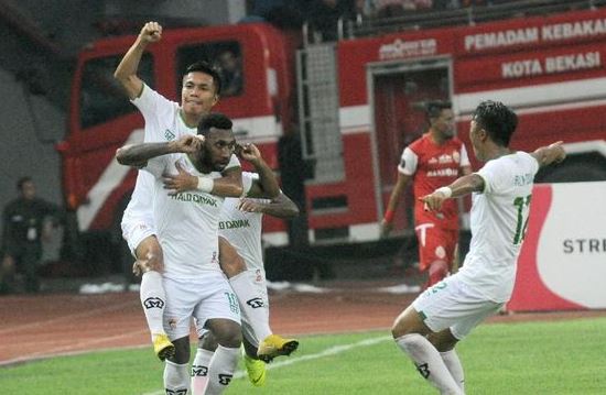 Selebrasi Patrich Wanggai (tutup kuping) usai menjebol gawang skuad Persija Jakarta di laga Piala Menpora, Senin 22 Maret 2021 malam. (Foto: Istimewa)