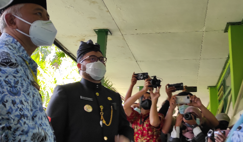 Bupati Kediri Hanindhito saat meninjau pelaksanaan ujian sekolah, Kamis, 25 Maret 2021. (Foto: Fendhy Plesmana/Ngopibareng. id)