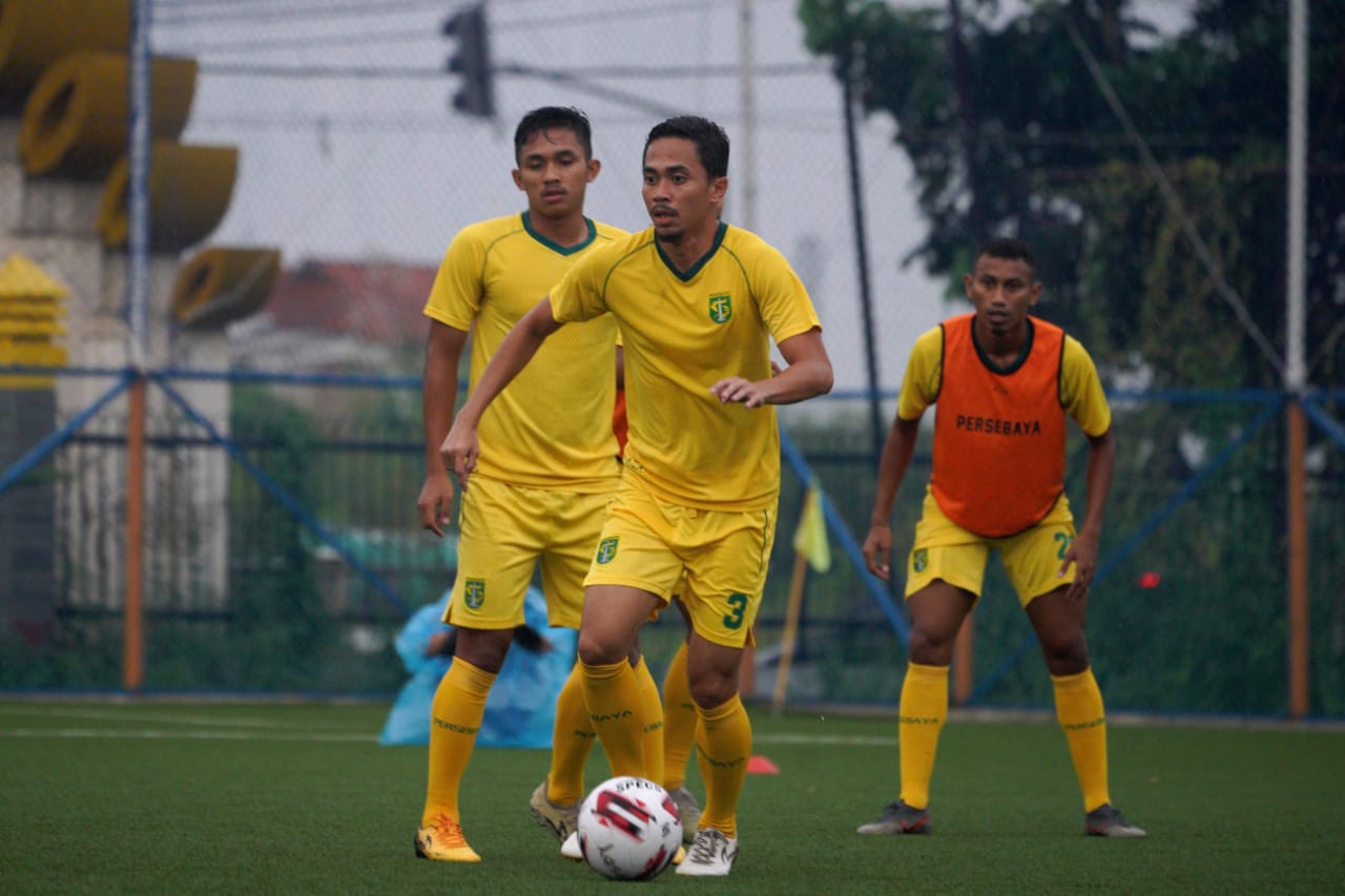 Pemain Persebaya, Reva Adi Utama saat mengikuti latihan tim di Bandung, Rabu 24 Maret 2021. (Foto: Persebaya)