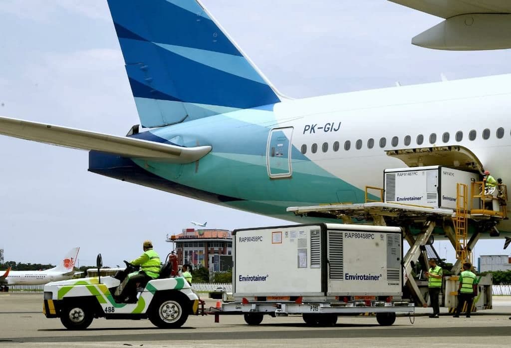 Sebanyak 16 juta dosis bahan baku vaksin dari perusahaan Sinovac tiba di Bandara Internasional Soekarno-Hatta, (Foto: Setpres)