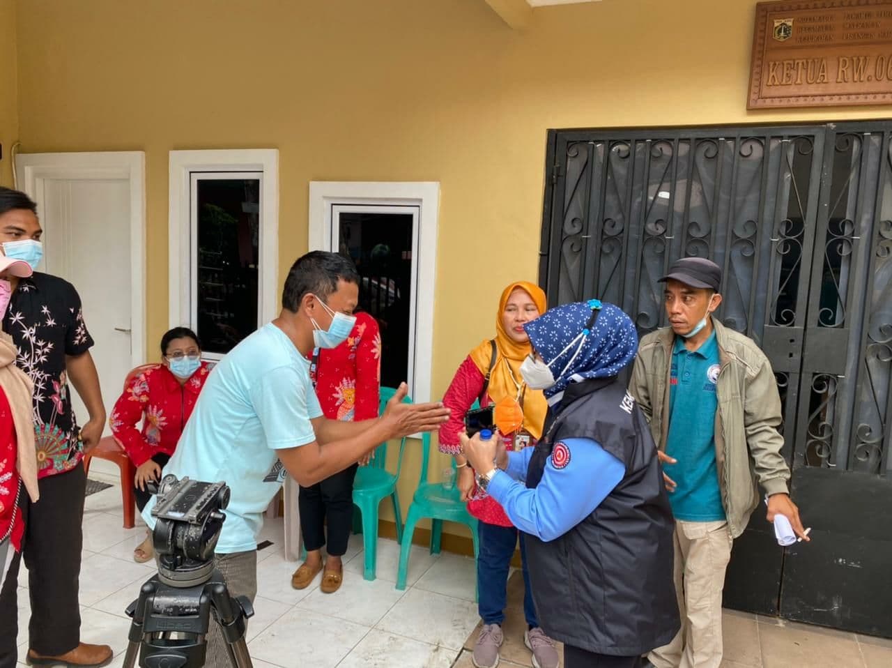 Tim Kemensos menemui keluarga kebakaran di Pisangan Baru Jatinegara yang mengibatkan 10 orang meninggal dunia. ( foto: istimewa)