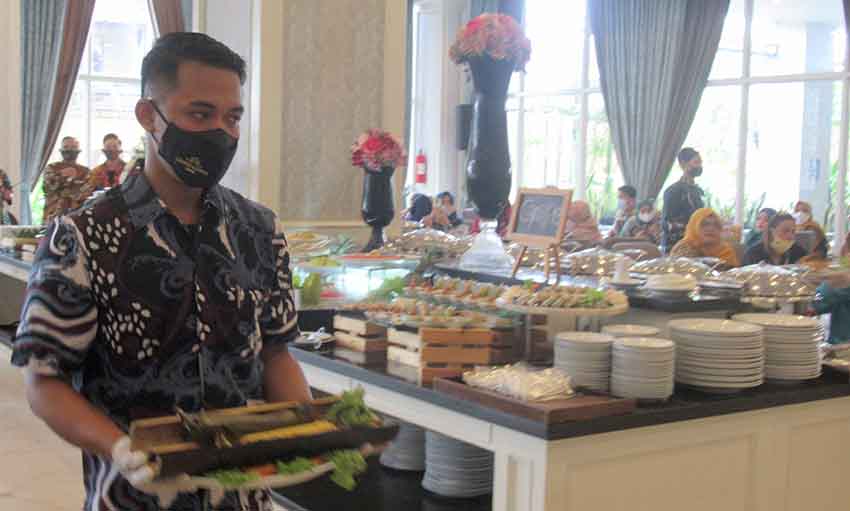 Karyawan hotel memeragakan menu Pepes Bambu.