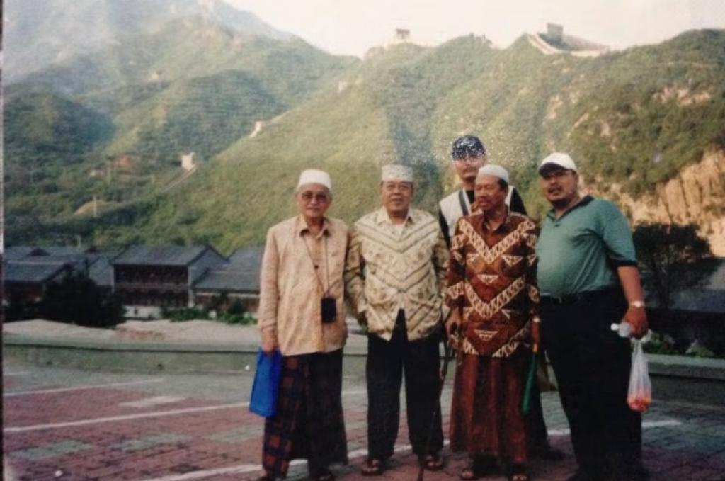 Foto kenangan Dr. H Ahmad Fahrur Rozi (Gus Fahrur) bersama almarhum RKH Ahmad Idris Marzuki. (Foto: Dok. Pribadi)