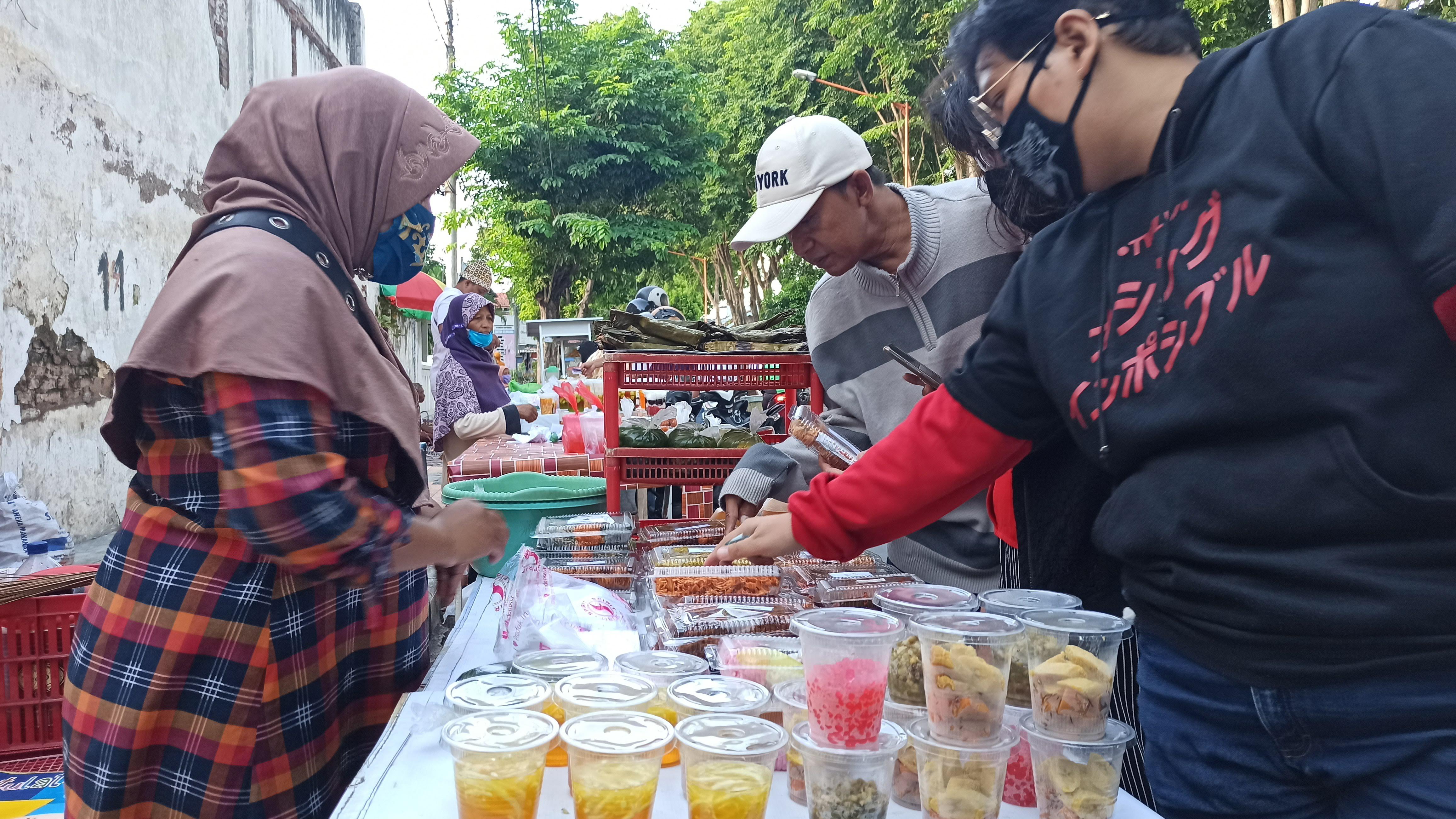 Pedagang takjil ramadhan di salah satu sudut kota Banyuwangi pada tahun 2020 lalu (Foto: Muh Hujaini/Ngopibareng.id)