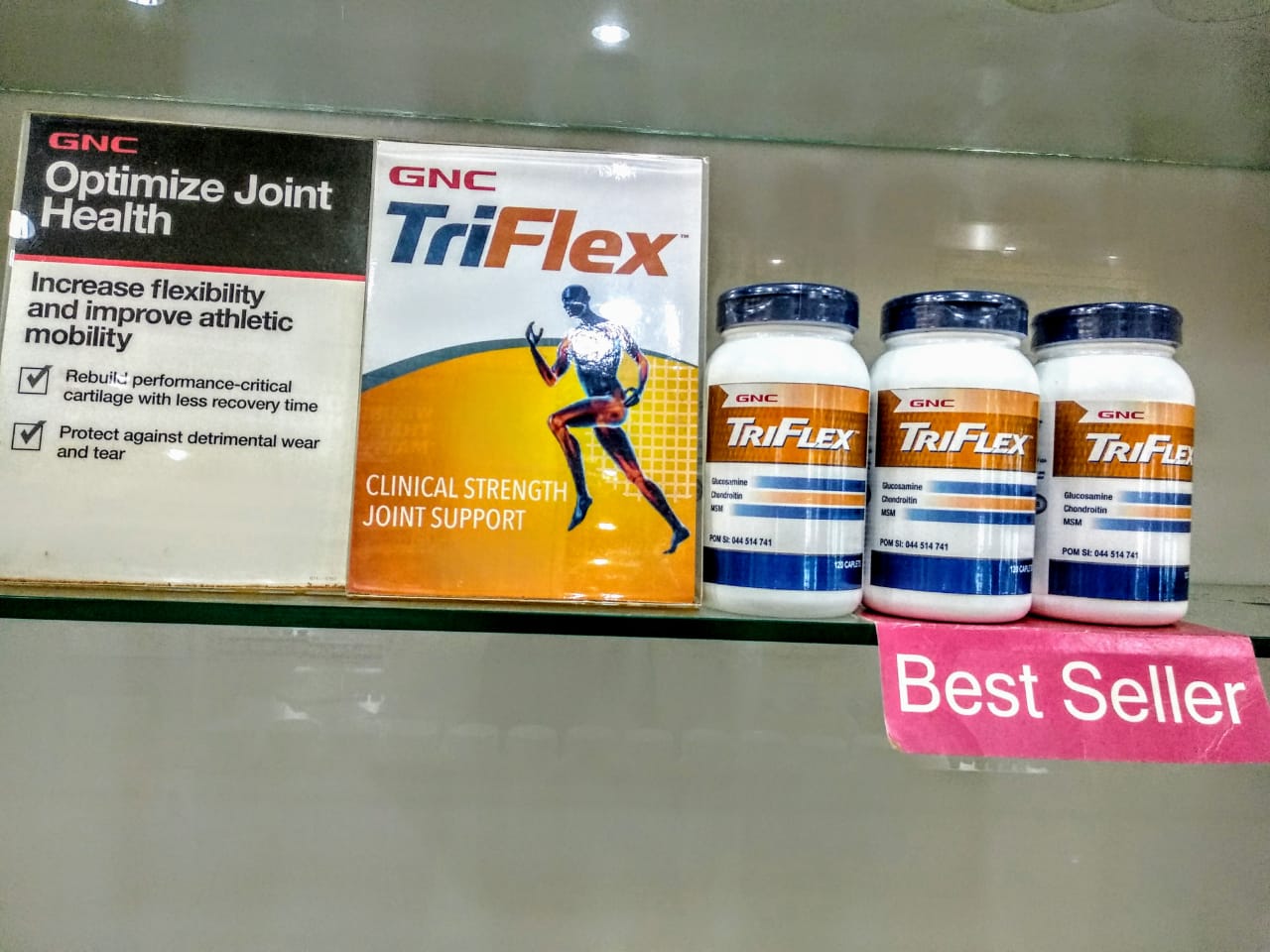 Suplemen TriFlex berbahan alami cangkang udang atau kerang untuk kesehatan sendi  yang terpajang di etalase GNC lantai ground mal Ciputra World Surabaya (Foto: M. Rizqi/Ngopibareng.id))