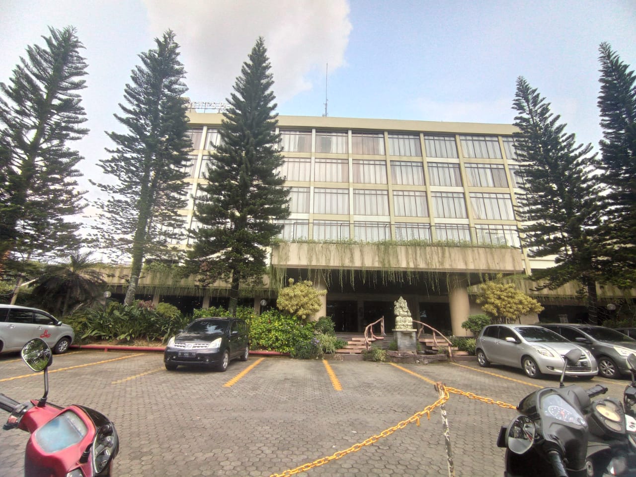 Tampak depan Hotel Regent’s Park di Jalan Jaksa Agung Suprapto, Kota Malang (Foto: Lalu Theo/Ngopibareng.id)