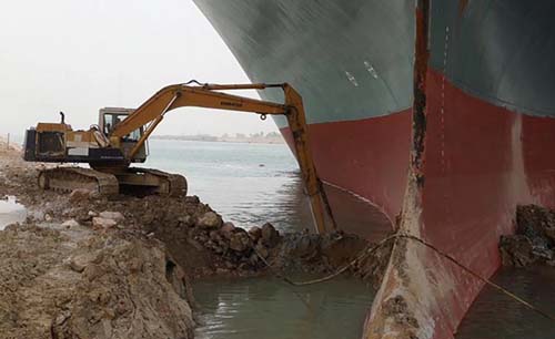 Haluan bola (bulbous bow) milik MV Ever Given tampak kandas di tepi Terusan Suez membuat jalur tersibuk di dunia ini lumpuh. (Foto:Aljazeera/AFP)