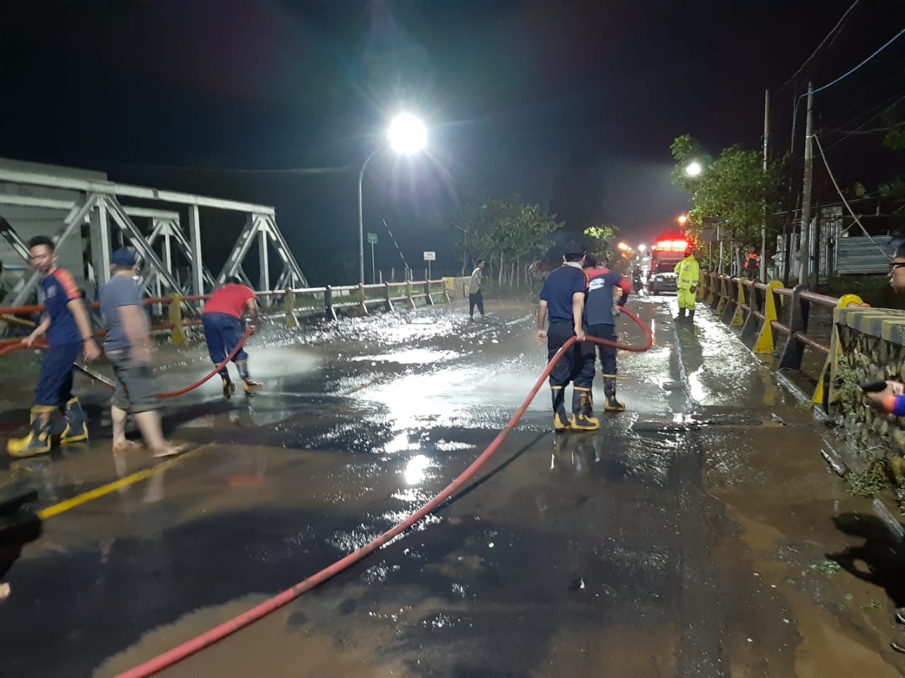 Petugas BPBD Kota Pasuruan membersihkan sisa banjir Sungai Petung. (Foto: Istimewa)