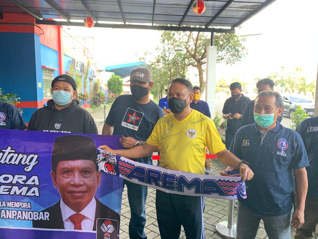 Menteri Pemuda dan Olahraga (Menpora), Zainudin Amali usai memantau penerapan protokol kesehatan saat sesi latihan tim Grup B Piala Menpora di Stadion Gajayana, Kota Malang, Jawa Timur. (Foto: Lalu Theo/Ngopibareng.id)