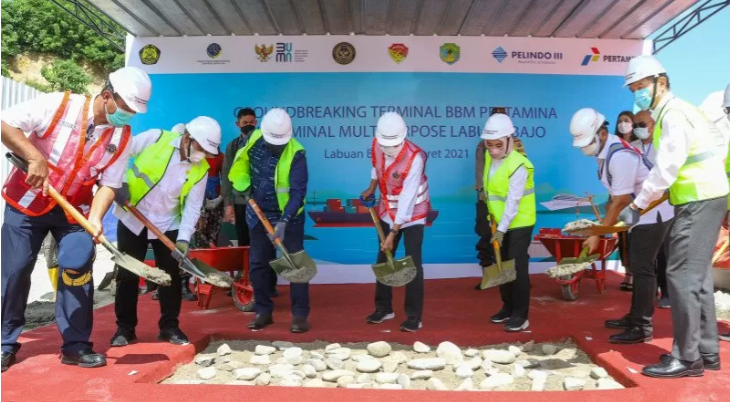 Groundbreaking Pembangunan TBBM Labuan Bajo yang dilakukan Menteri Perhubungan Budi Karya Sumadi, dan disaksikan Menteri Energi dan Sumber Daya Mineral Arifin Tasrif, Direktur Utama Pertamina Nicke Widyawati, Direktur Utama Pelindo III Boy Robyanto serta Wakil Gubernur Nusa Tenggara Timur Josef Nae Soi, Jumat, 26 Maret 2021. Foto: Antara/Pelindo III)