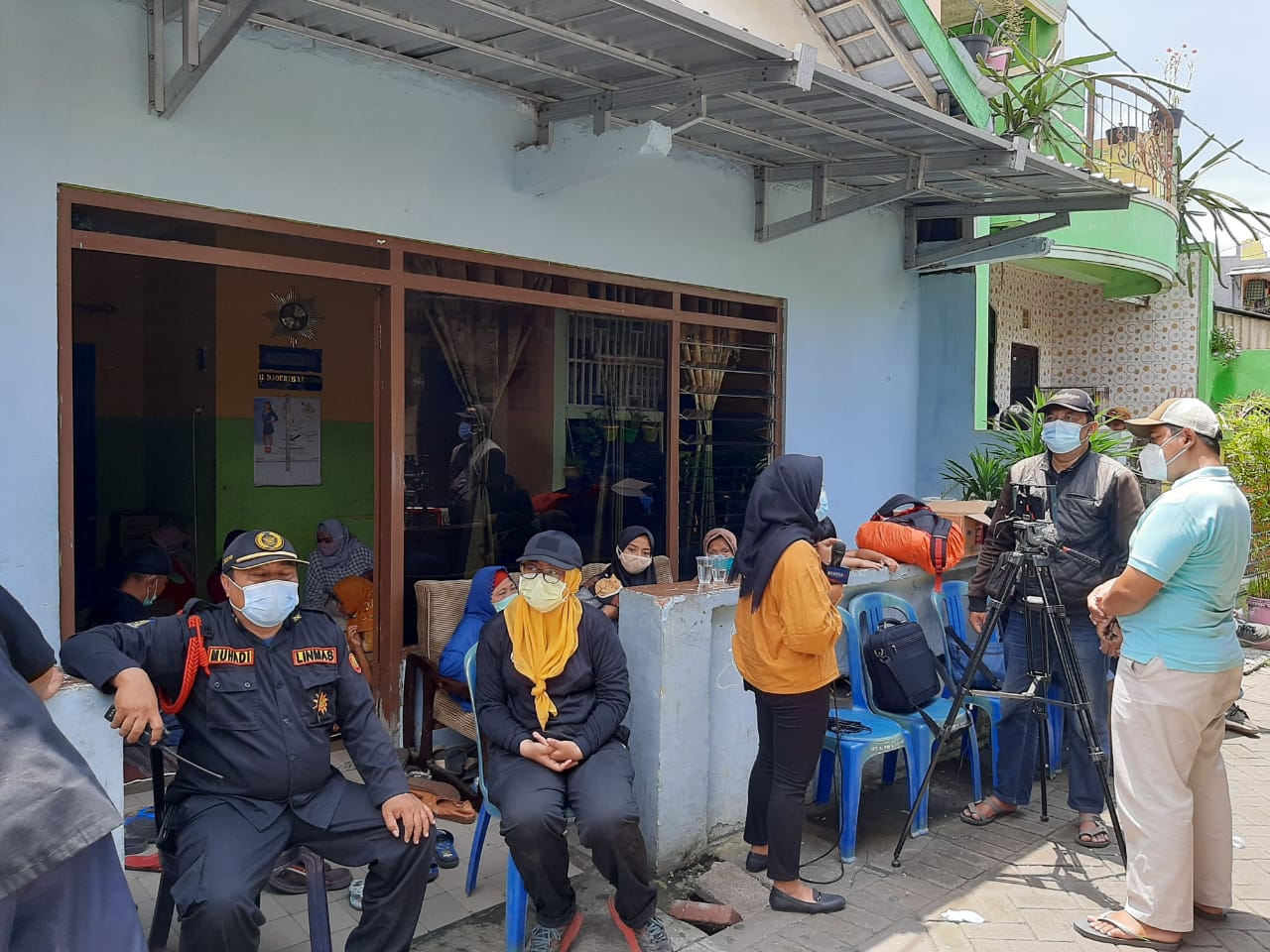 Rumah keluarga Nesa Alana Karaisa di Karang Gayam 1 No 47 Surabaya tampak dijaga Linmas, mengingat banyak awak media meliput dan warga yang berkerumun nonton. (Foto: Pita Sari/Ngopibareng.id)