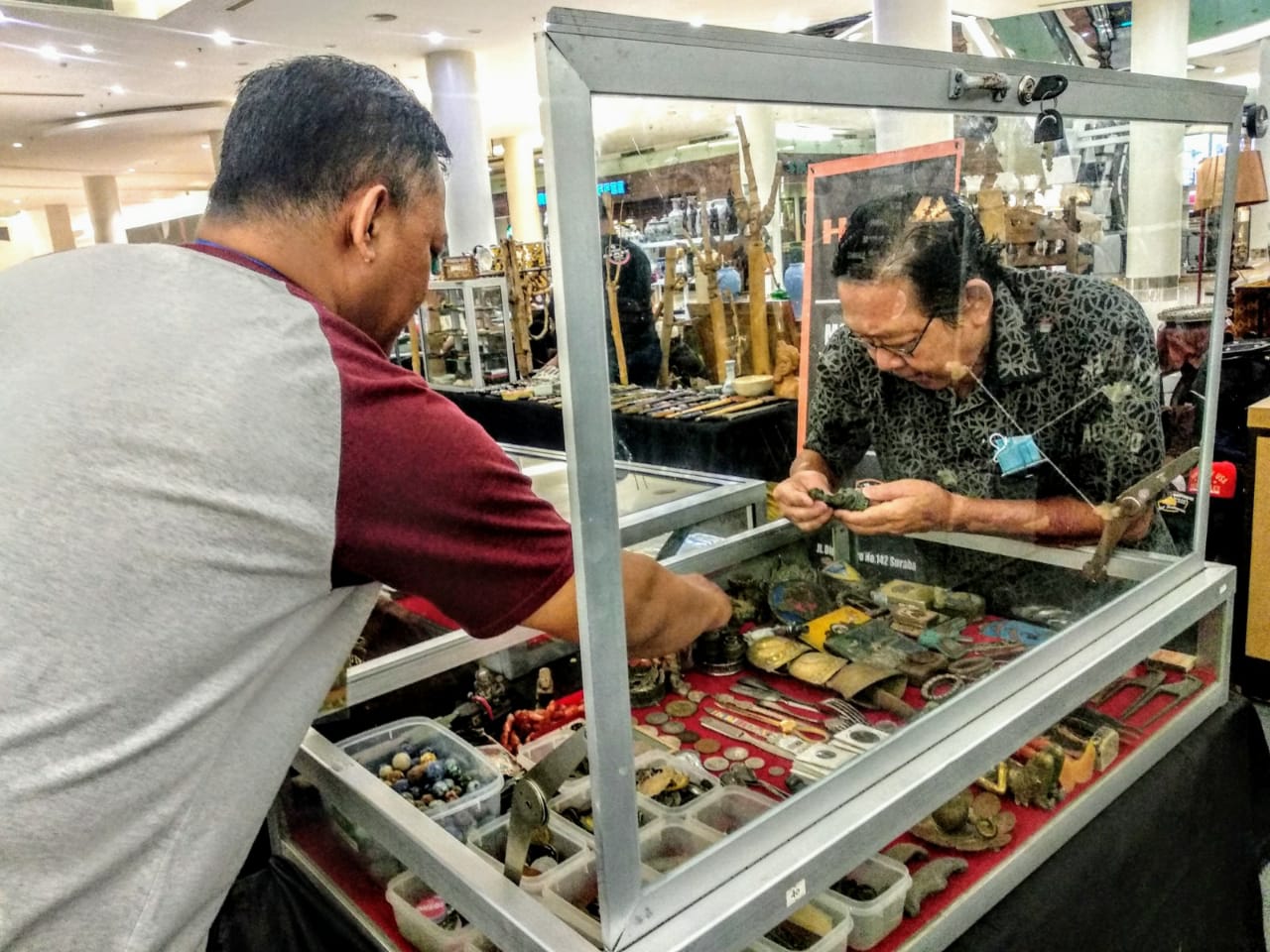 Hendri Kusuma, salah satu pengunjung di pameran Soerabaia Heritage: Festival Kobikoe di void atrium Ciputra World Surabaya (foto: M. Rizqi/Ngopibareng.id)