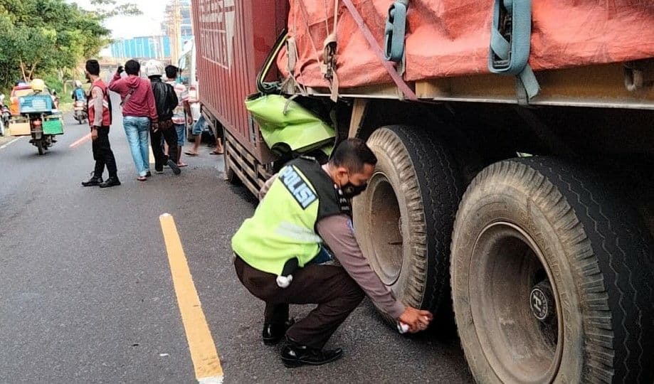 Polisi sedang melakukan olah tempat kejadian perkara kecelakaan lalu lintas di kawasan PLTU Paiton, Kabupaten Probolinggo. (Foto: Ikhsan Mahmudi/Ngopibareng.id)