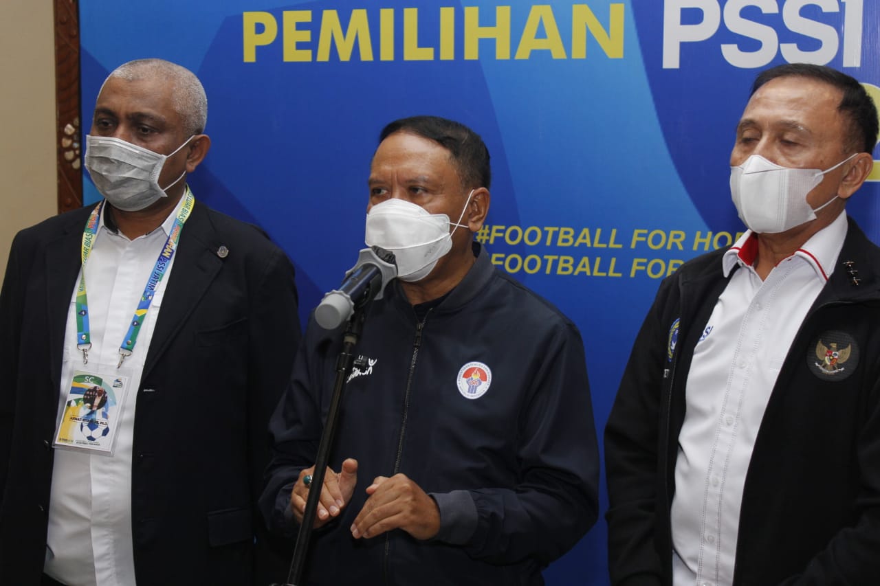 Menpora Zainudin Amali bersama Ketua PSSI Mochamad Iriawan (kanan) dan Ketua PSSI Jatim Ahmad Riyadh UB saat memberi keterangan pers usai membuka KLB PSSI Jatim di Hotel Sheraton, Surabaya, Sabtu 27 Maret 2021. (Foto: Fariz Yarbo/Ngopibareng.id)