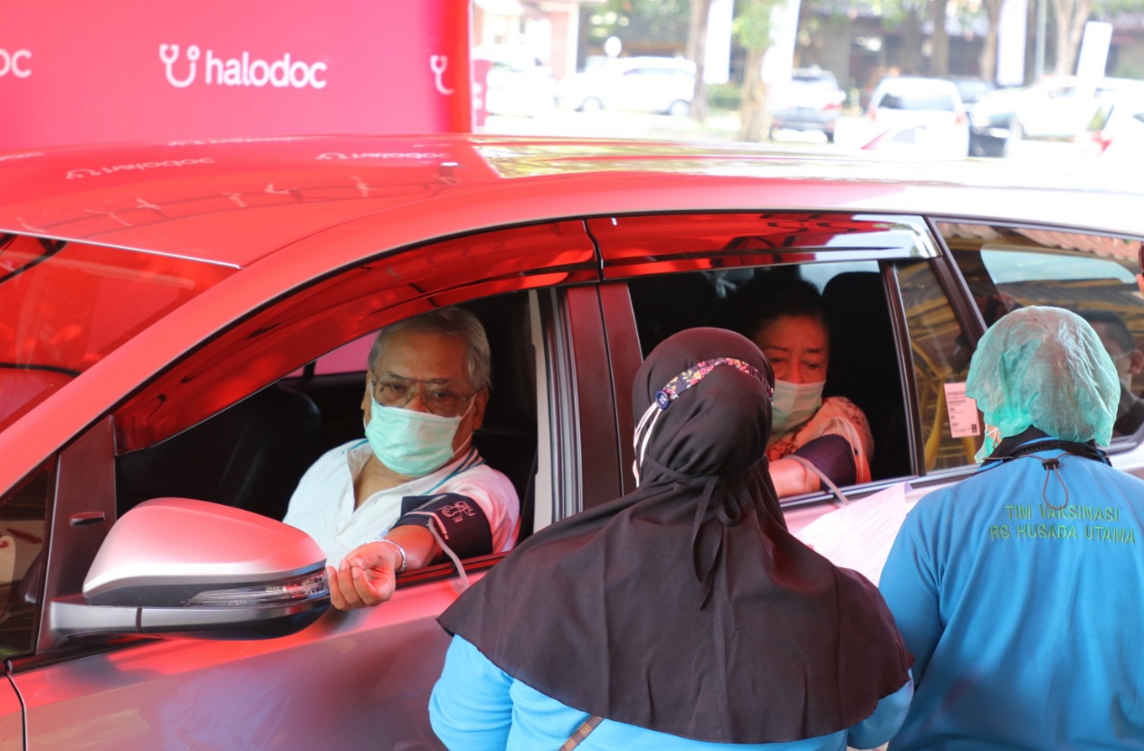 Layanan vaksin drive thru pertama di Jatim memudahkan para lansia. (Foto: istimewa)