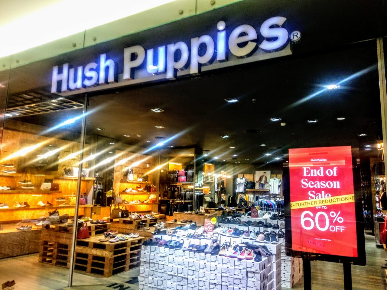 Gerai Hush Puppies di lantai dua mal Ciputra World Surabaya (Foto: M. Rizqi/Ngopibareng.id)