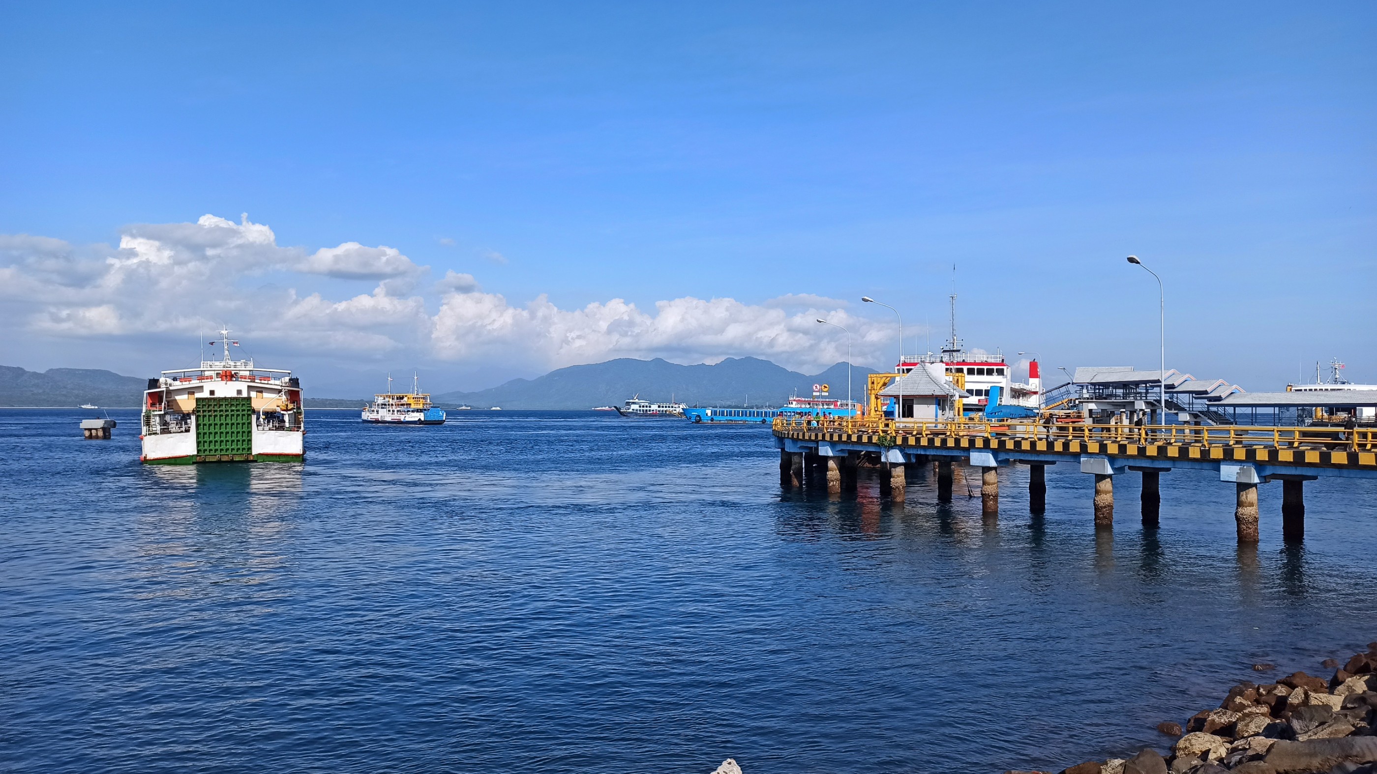 Aktivitas penyeberangan di Pelabuhan Ketapang, Banyuwangi (foto: Muh Hujaini/Ngopibareng.id)