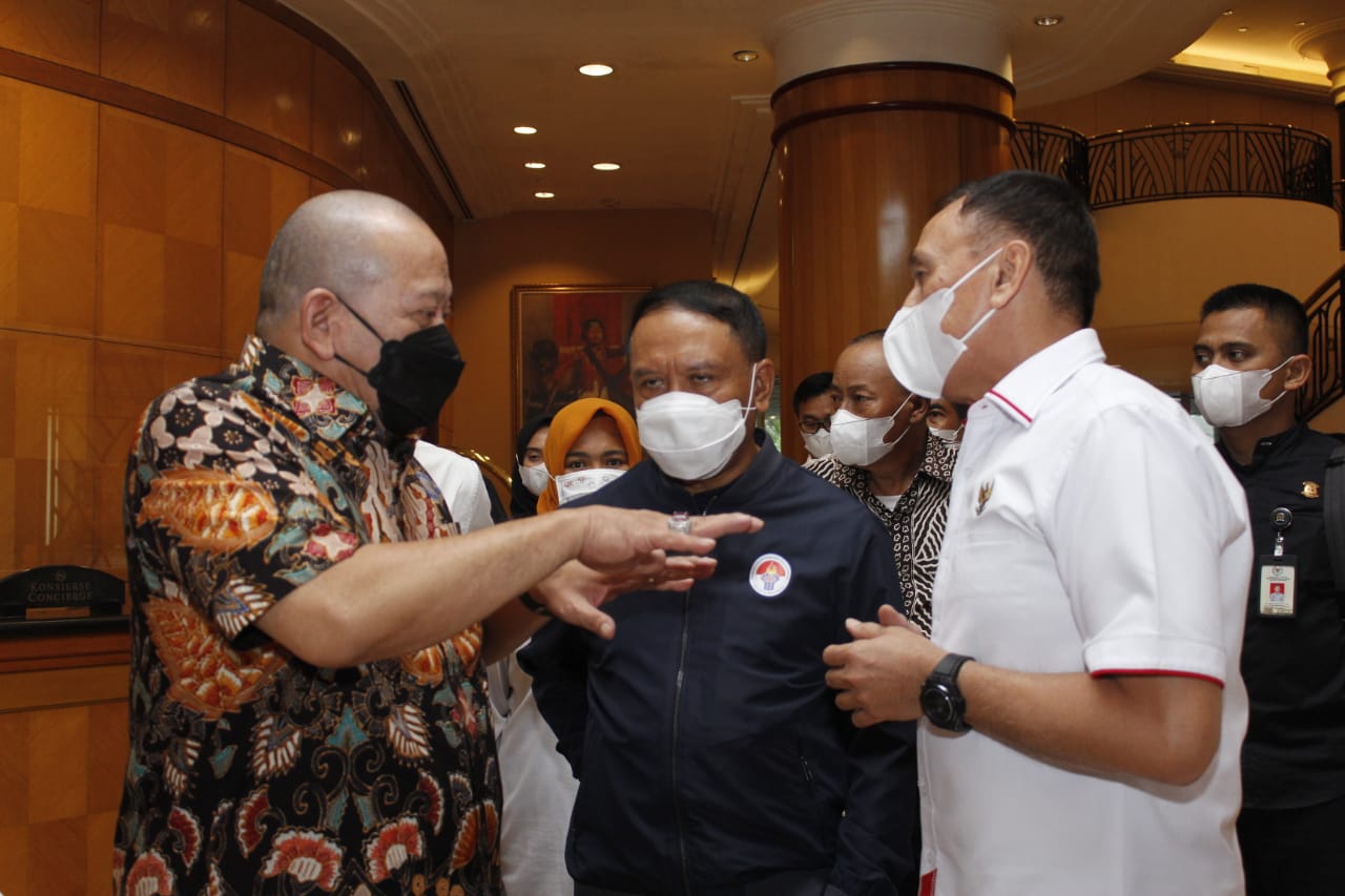 Ketua DPD Jatim, AA LaNyalla Mahmud Mattalitti (kiri) ketika berdiskusi dengan Menpora RI Zainudin Amali dan Ketua Umum PSSI Mochamad Iriawan di Hotel Sheraton, Surabaya. (Foto: Fariz Yarbo/Ngopibareng.id) 